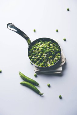 Yeşil bezelye bir hizmet tava ya da pişmiş toprak kapta hizmet tarifi veya matar kı sookhi sabji kuru. Seçici odak