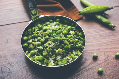 Yeşil bezelye bir hizmet tava ya da pişmiş toprak kapta hizmet tarifi veya matar kı sookhi sabji kuru. Seçici odak