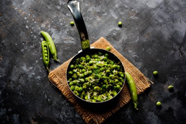 Yeşil bezelye bir hizmet tava ya da pişmiş toprak kapta hizmet tarifi veya matar kı sookhi sabji kuru. Seçici odak