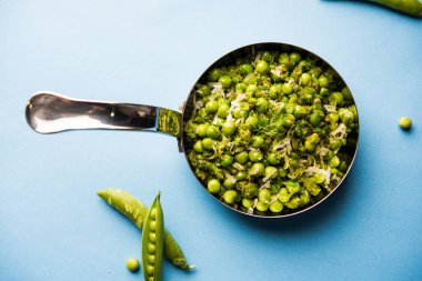 Yeşil bezelye bir hizmet tava ya da pişmiş toprak kapta hizmet tarifi veya matar kı sookhi sabji kuru. Seçici odak