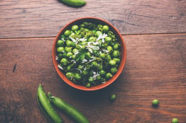 Yeşil bezelye bir hizmet tava ya da pişmiş toprak kapta hizmet tarifi veya matar kı sookhi sabji kuru. Seçici odak