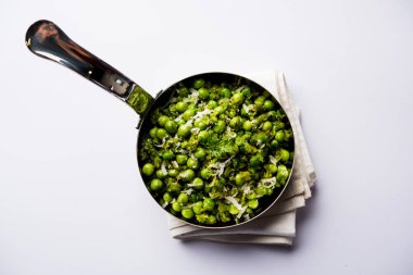 Yeşil bezelye bir hizmet tava ya da pişmiş toprak kapta hizmet tarifi veya matar kı sookhi sabji kuru. Seçici odak