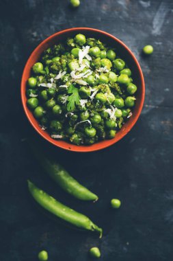 Yeşil bezelye bir hizmet tava ya da pişmiş toprak kapta hizmet tarifi veya matar kı sookhi sabji kuru. Seçici odak