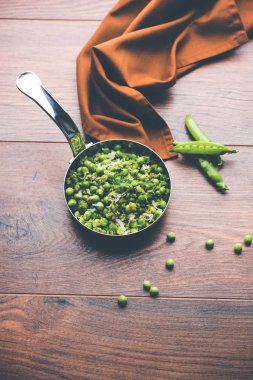 Yeşil bezelye bir hizmet tava ya da pişmiş toprak kapta hizmet tarifi veya matar kı sookhi sabji kuru. Seçici odak