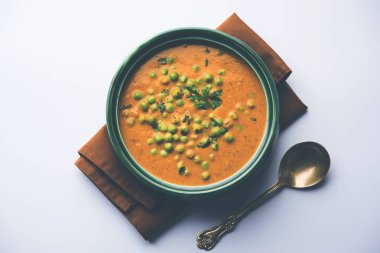 Yeşil bezelye köri / Matar masala bir kapta moody arka plan üzerinde görev yaptı. seçici odak