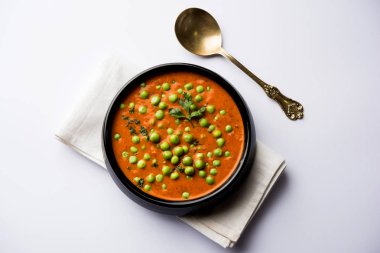 Yeşil bezelye köri / Matar masala bir kapta moody arka plan üzerinde görev yaptı. seçici odak