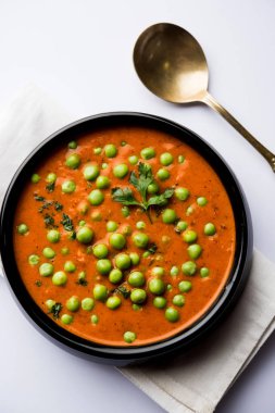 Yeşil bezelye köri / Matar masala bir kapta moody arka plan üzerinde görev yaptı. seçici odak