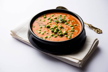 Yeşil bezelye köri / Matar masala bir kapta moody arka plan üzerinde görev yaptı. seçici odak