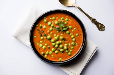 Yeşil bezelye köri / Matar masala bir kapta moody arka plan üzerinde görev yaptı. seçici odak