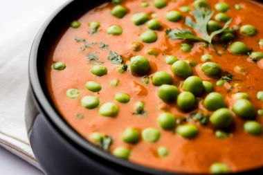 Yeşil bezelye köri / Matar masala bir kapta moody arka plan üzerinde görev yaptı. seçici odak