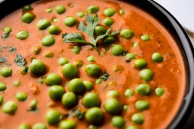 Yeşil bezelye köri / Matar masala bir kapta moody arka plan üzerinde görev yaptı. seçici odak