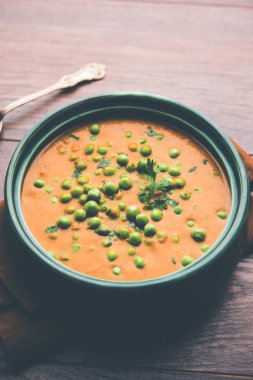 Yeşil bezelye köri / Matar masala bir kapta moody arka plan üzerinde görev yaptı. seçici odak