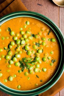 Yeşil bezelye köri / Matar masala bir kapta moody arka plan üzerinde görev yaptı. seçici odak