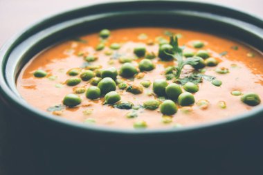 Yeşil bezelye köri / Matar masala bir kapta moody arka plan üzerinde görev yaptı. seçici odak