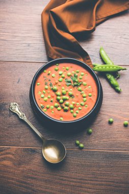 Yeşil bezelye köri / Matar masala bir kapta moody arka plan üzerinde görev yaptı. seçici odak