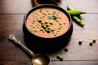 Yeşil bezelye köri / Matar masala bir kapta moody arka plan üzerinde görev yaptı. seçici odak