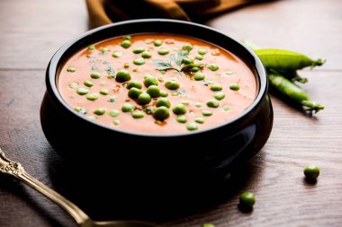 Yeşil bezelye köri / Matar masala bir kapta moody arka plan üzerinde görev yaptı. seçici odak