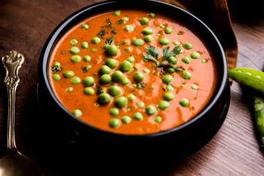 Yeşil bezelye köri / Matar masala bir kapta moody arka plan üzerinde görev yaptı. seçici odak