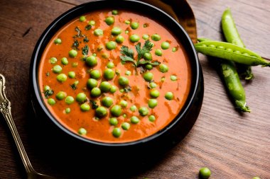 Yeşil bezelye köri / Matar masala bir kapta moody arka plan üzerinde görev yaptı. seçici odak