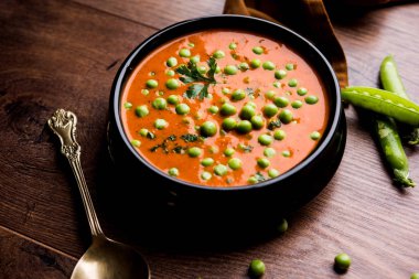 Yeşil bezelye köri / Matar masala bir kapta moody arka plan üzerinde görev yaptı. seçici odak