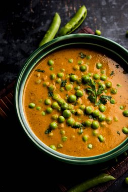 Yeşil bezelye köri / Matar masala bir kapta moody arka plan üzerinde görev yaptı. seçici odak