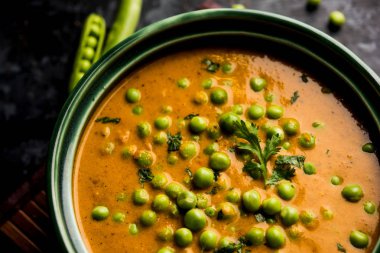 Yeşil bezelye köri / Matar masala bir kapta moody arka plan üzerinde görev yaptı. seçici odak