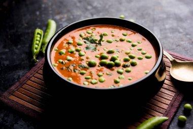 Yeşil bezelye köri / Matar masala bir kapta moody arka plan üzerinde görev yaptı. seçici odak