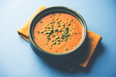 Yeşil bezelye köri / Matar masala bir kapta moody arka plan üzerinde görev yaptı. seçici odak