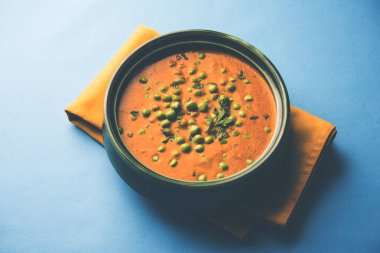 Yeşil bezelye köri / Matar masala bir kapta moody arka plan üzerinde görev yaptı. seçici odak