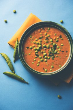 Yeşil bezelye köri / Matar masala bir kapta moody arka plan üzerinde görev yaptı. seçici odak