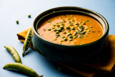 Yeşil bezelye köri / Matar masala bir kapta moody arka plan üzerinde görev yaptı. seçici odak