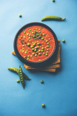 Yeşil bezelye köri / Matar masala bir kapta moody arka plan üzerinde görev yaptı. seçici odak