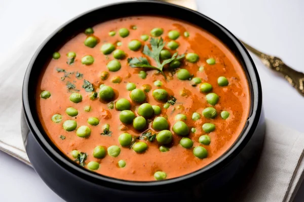 Yeşil bezelye köri / Matar masala bir kapta moody arka plan üzerinde görev yaptı. seçici odak