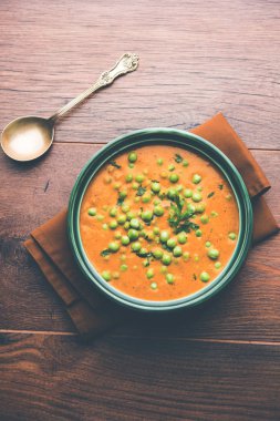 Yeşil bezelye köri / Matar masala bir kapta moody arka plan üzerinde görev yaptı. seçici odak