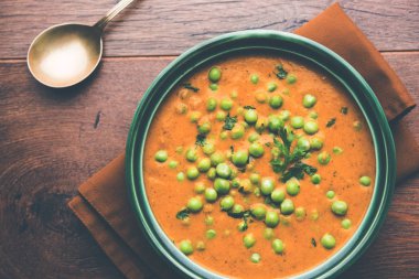 Yeşil bezelye köri / Matar masala bir kapta moody arka plan üzerinde görev yaptı. seçici odak