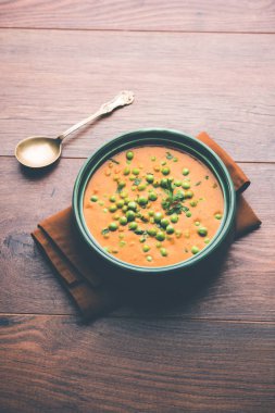 Yeşil bezelye köri / Matar masala bir kapta moody arka plan üzerinde görev yaptı. seçici odak