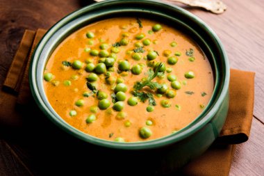 Yeşil bezelye köri / Matar masala bir kapta moody arka plan üzerinde görev yaptı. seçici odak