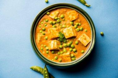 matar paneer curry tarifi süzme peynir yeşil bezelye ile kullanılarak yapılan bir kasede servis. seçici odak
