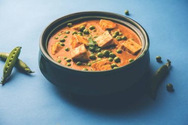 matar paneer curry tarifi süzme peynir yeşil bezelye ile kullanılarak yapılan bir kasede servis. seçici odak