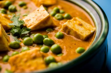 matar paneer curry tarifi süzme peynir yeşil bezelye ile kullanılarak yapılan bir kasede servis. seçici odak