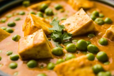 matar paneer curry tarifi süzme peynir yeşil bezelye ile kullanılarak yapılan bir kasede servis. seçici odak