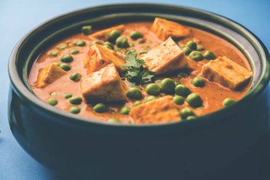 matar paneer curry tarifi süzme peynir yeşil bezelye ile kullanılarak yapılan bir kasede servis. seçici odak