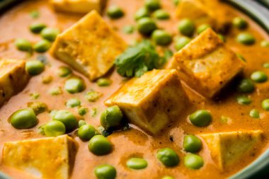 matar paneer curry tarifi süzme peynir yeşil bezelye ile kullanılarak yapılan bir kasede servis. seçici odak