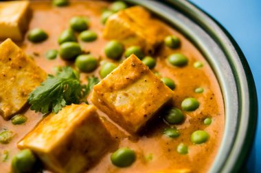 matar paneer curry tarifi süzme peynir yeşil bezelye ile kullanılarak yapılan bir kasede servis. seçici odak