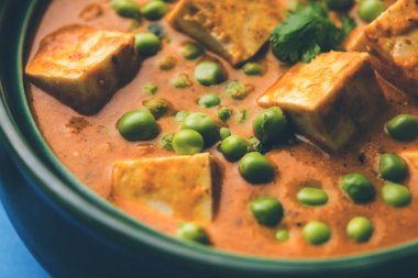 matar paneer curry tarifi süzme peynir yeşil bezelye ile kullanılarak yapılan bir kasede servis. seçici odak