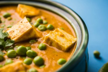 matar paneer curry tarifi süzme peynir yeşil bezelye ile kullanılarak yapılan bir kasede servis. seçici odak