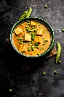 matar paneer curry tarifi süzme peynir yeşil bezelye ile kullanılarak yapılan bir kasede servis. seçici odak