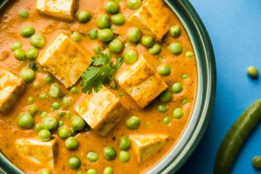 matar paneer curry tarifi süzme peynir yeşil bezelye ile kullanılarak yapılan bir kasede servis. seçici odak