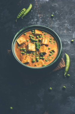 matar paneer curry tarifi süzme peynir yeşil bezelye ile kullanılarak yapılan bir kasede servis. seçici odak