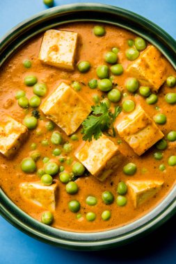 matar paneer curry tarifi süzme peynir yeşil bezelye ile kullanılarak yapılan bir kasede servis. seçici odak